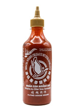 Lade das Bild in den Galerie-Viewer, Flying Goose Sriracha Chili Sauce scharf mit Knoblauch
