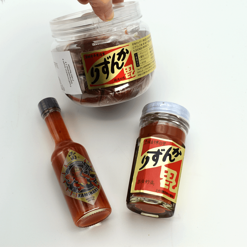 Erleben Sie die feurigen Aromen Japans mit unserer heißen Chili-Paste - Kanzuri. Hergestellt nach traditionellen Methoden enthält sie Chili, Reiskoji, Yuzu und Salz. Probieren Sie dieses aromatische Wunder und kaufen Sie sich den Geschmack Japans noch heute!